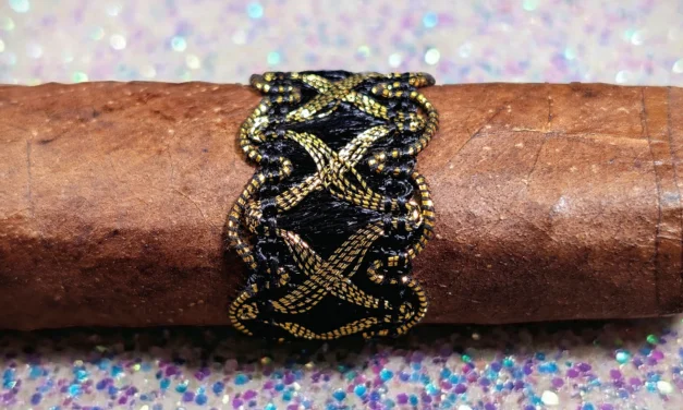 Definition Anillo (Black & Gold Band) – Toro (Box Press) (6.25 x 54)