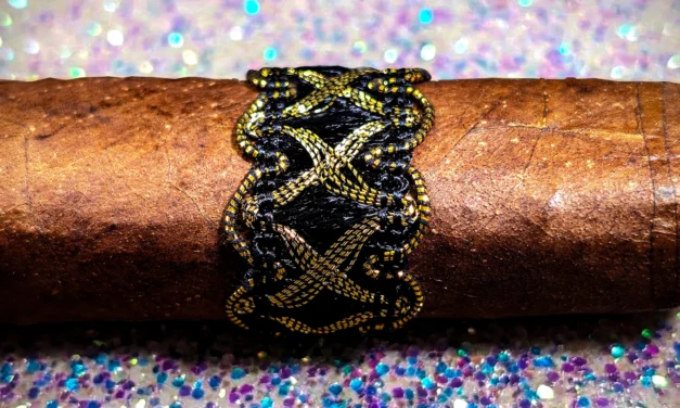 Definition Anillo (Black & Gold Band) – Toro (Box Press) (6.25 x 54)