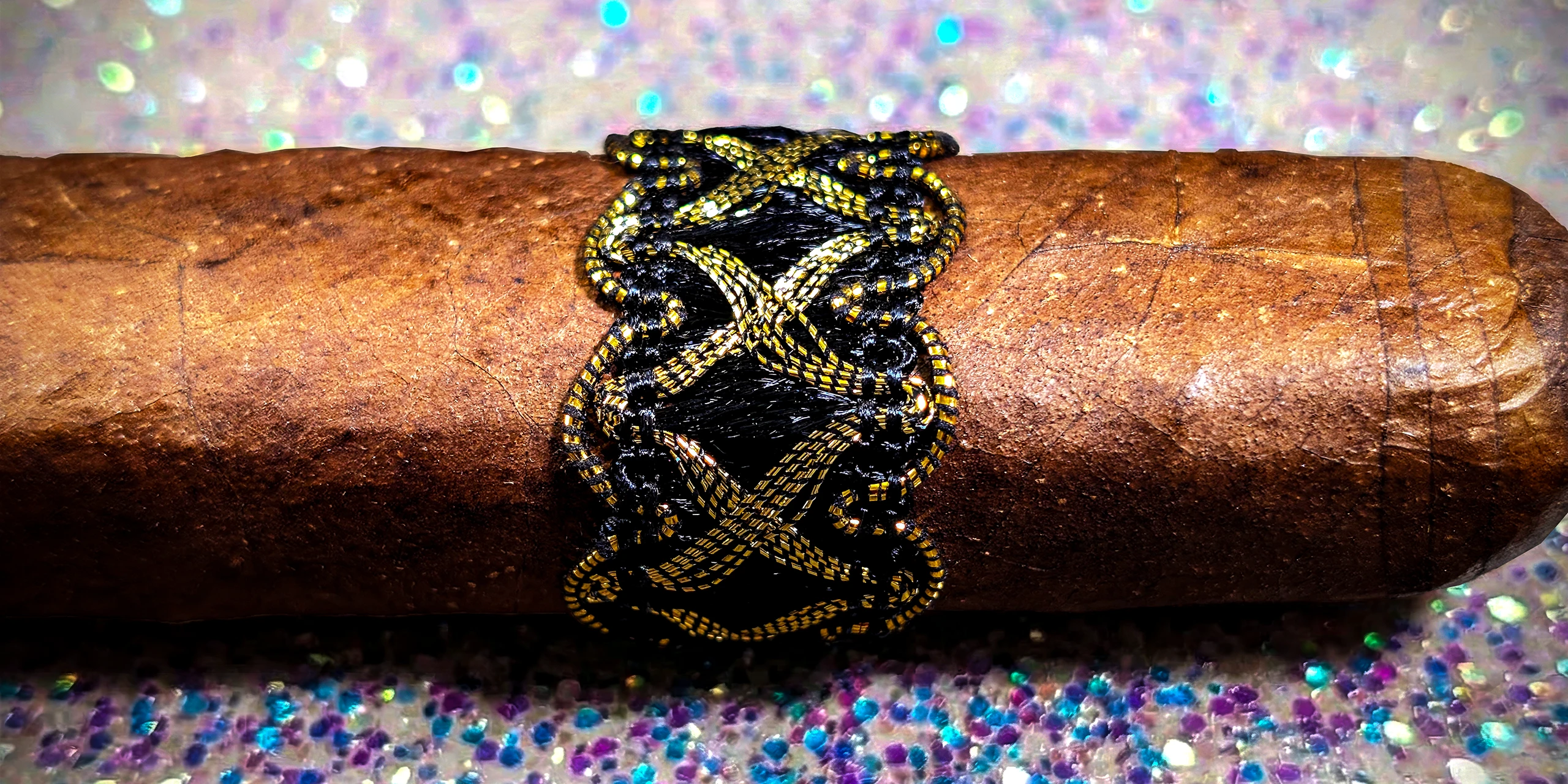Definition Anillo (Black & Gold Band) – Toro (Box Press) (6.25 x 54)_HEADER_01a