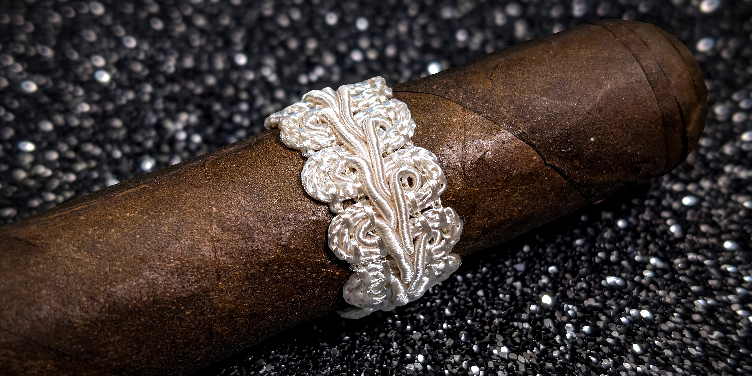 Definition One13 (White Band) – Toro (6 x 52)_HEADER_01