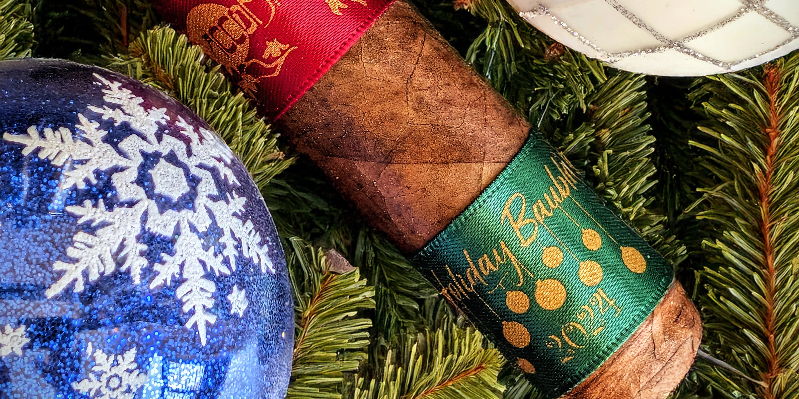 Principle Accomplice Holiday Bauble 2024 – Perfecto (4.5 x 60)_HEADER_AI_01